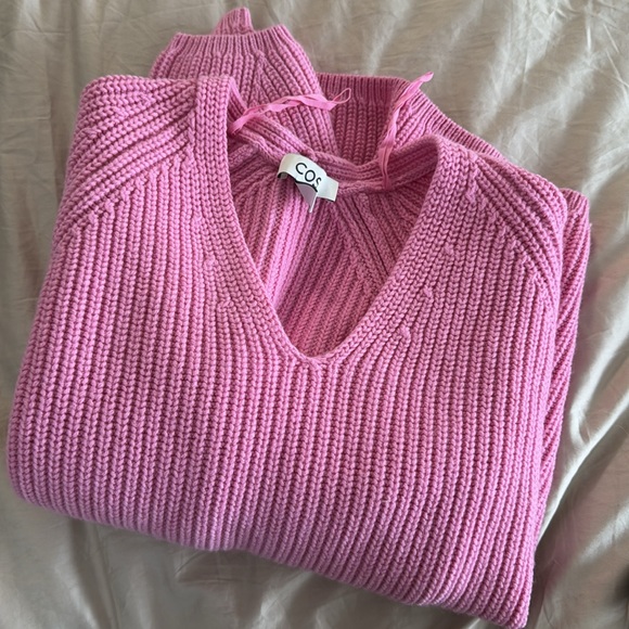 COS Pink V-Neck Sweater with Chunky Knit and Relaxed Fit - Picture 2 of 7